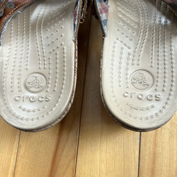 Crocs leather strappy wedge sandal, brown size 6W - Picture 2 of 11